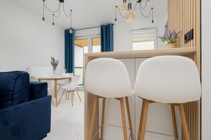 In-room dining - Herbu Oksza Apartment Warsaw by Renters (Warsaw)