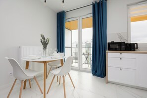 Apartment, 1 Bedroom, Balcony | In-room dining