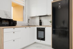 Microwave, oven, dishwasher, coffee/tea maker