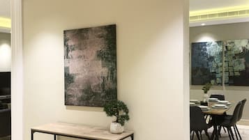 Design-Apartment, 3 Schlafzimmer | Wohnbereich | Flachbildfernseher