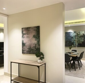 Design-Apartment, 3 Schlafzimmer | Wohnbereich | Flachbildfernseher