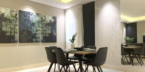Departamento de diseñador, 3 habitaciones | Área de sala de estar | Televisión de pantalla plana 