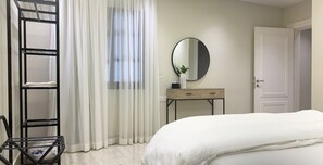 Apartamento de diseño, 3 habitaciones | 3 dormitorios, cortinas opacas, tabla de planchar con plancha