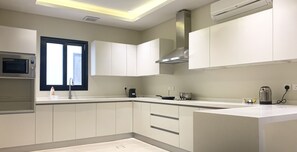 Departamento de diseñador, 3 habitaciones | Cocina privada | Tetera eléctrica 