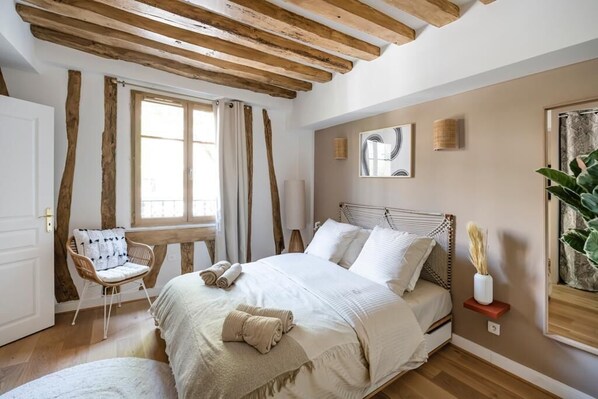 4 عدّة غرف نوم ومكواة/لوح كي وواي فاي وملاءات أسرّة