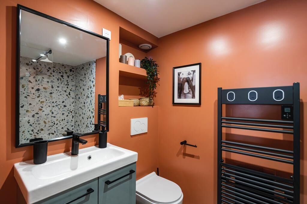 Douche, sèche-cheveux, serviettes fournies, savon