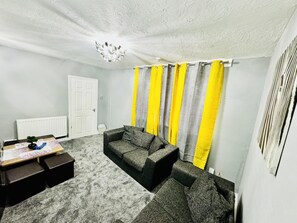 Living area - 4 Bedrooms Full House Stourbridge Birmingham (Stourbridge)