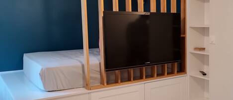 Bureau, fer et planche à repasser, Wi-Fi gratuit, draps fournis