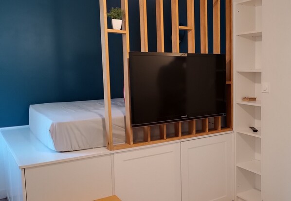 Työpöytä, silitysrauta/-lauta, ilmainen Wi-Fi, vuodevaatteet