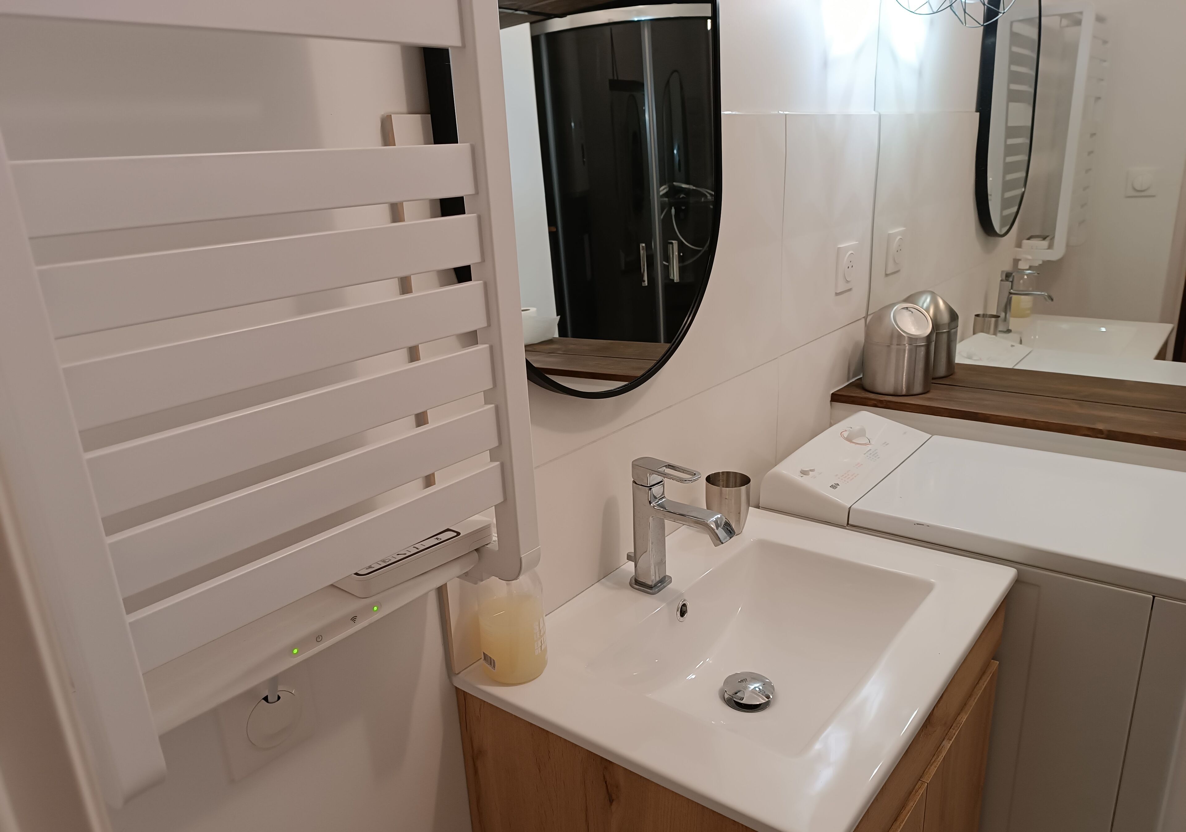 Een haardroger, handdoeken, zeep, shampoo