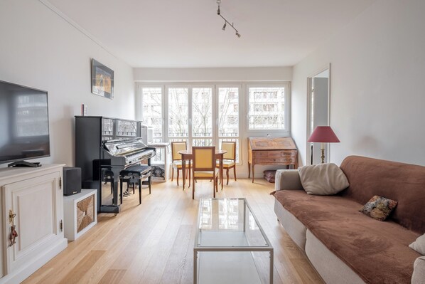 TV - Auteuil Adagio, by Veeve (Paris)