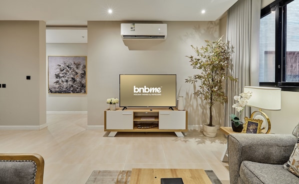 Apartamento | Área de estar | TV LCD 42 polegadas com canais a cabo, Netflix, serviços de streaming