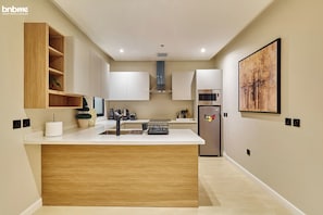 Apartamento | Cozinha privada | Geladeira, micro-ondas, fogão, cooktop