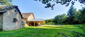 Maison Rénovée Avec Terrasse + Parc Avec Piscine Chauffée et Terrasse Couverte