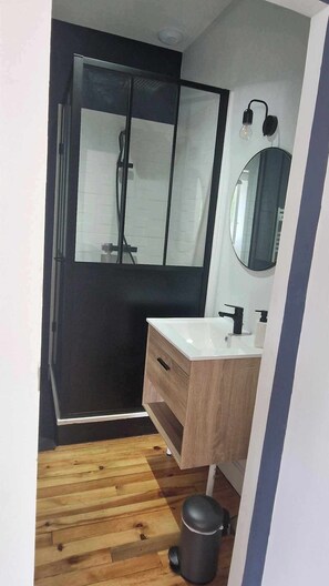 Dusche, Haartrockner, Handtücher, Seife