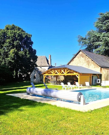 屋外プール、温水プール. Maison Rénovée Avec Terrasse + Parc Avec Piscine Chauffée et Terrasse Couverte