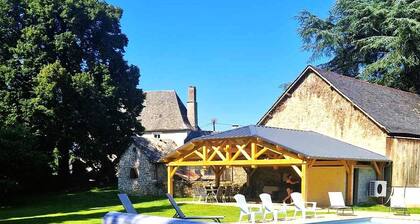 Maison Rénovée, Parc, Piscine Chauffée, Terrasse Couverte, Terrain de Pétanque
