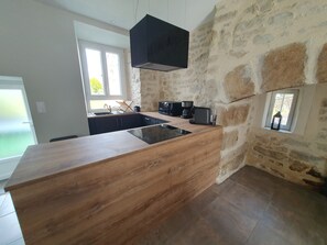 Frigorífico, microondas, horno y placa de cocina