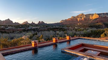 Sebuah kolam renang air hangat