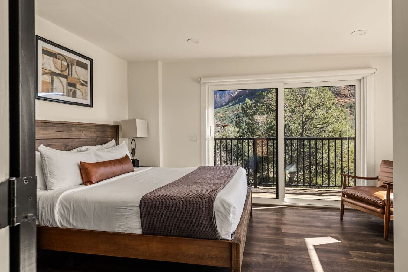 4 habitaciones, tabla de planchar con plancha y cuna de viaje 