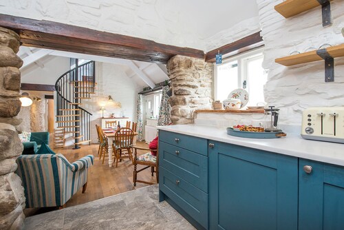 Bwthyn Gerrig, Holiday Cottage Abereiddy, Sleeps 6, 3 bedrooms,  bathrooms