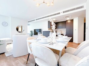 Apartment (2 Bedrooms) | In-room dining - Luxury Skygardens Gorgeous 2B (Dubai)