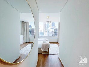2 habitaciones, tabla de planchar con plancha y ropa de cama 