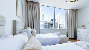 2 habitaciones, tabla de planchar con plancha y ropa de cama 