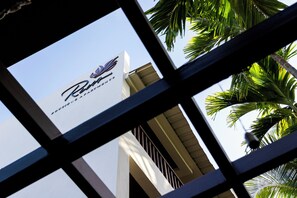 A building with a sign that reads "Riviera Resorts." - Riva Boutique Apartments (Alto de Porvorim)