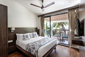 Meja kerja, tirai kedap cahaya, setrika/meja setrika, dan seprai linen