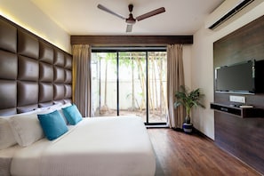 Desk, blackout drapes, iron/ironing board, bed sheets - Riva Boutique Apartments (Alto de Porvorim)