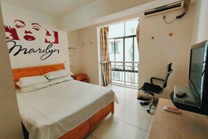 A bedroom with a bed, a TV, a desk, and a window. - Sanya Qingyi Bay Hotel (Sanya)