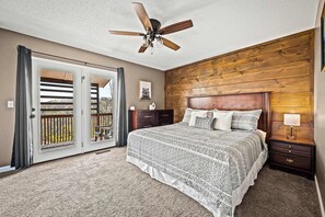 6 bedrooms, desk, iron/ironing board, travel cot - Ski View Chalet: Hot Tub, Game Room & BBQ Fun! (Gatlinburg)