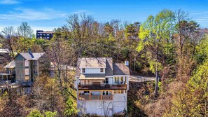 Exterior - Great Family Vacation - Theatre - Games - HotTub (Gatlinburg)