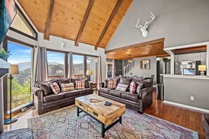 TV, fireplace, DVD player, table football - Great Family Vacation - Theatre - Games - HotTub (Gatlinburg)