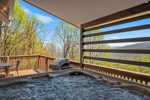 Outdoor dining - Great Family Vacation - Theatre - Games - HotTub (Gatlinburg)