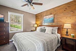 6 Schlafzimmer, Schreibtisch, Bügeleisen/Bügelbrett, Reisekinderbett