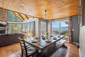 Interior - Great Family Vacation - Theatre - Games - HotTub (Gatlinburg)