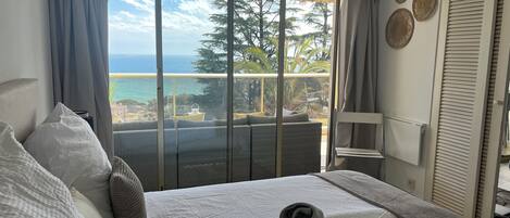 2 slaapkamers, een bureau, een strijkplank/strijkijzer, wifi