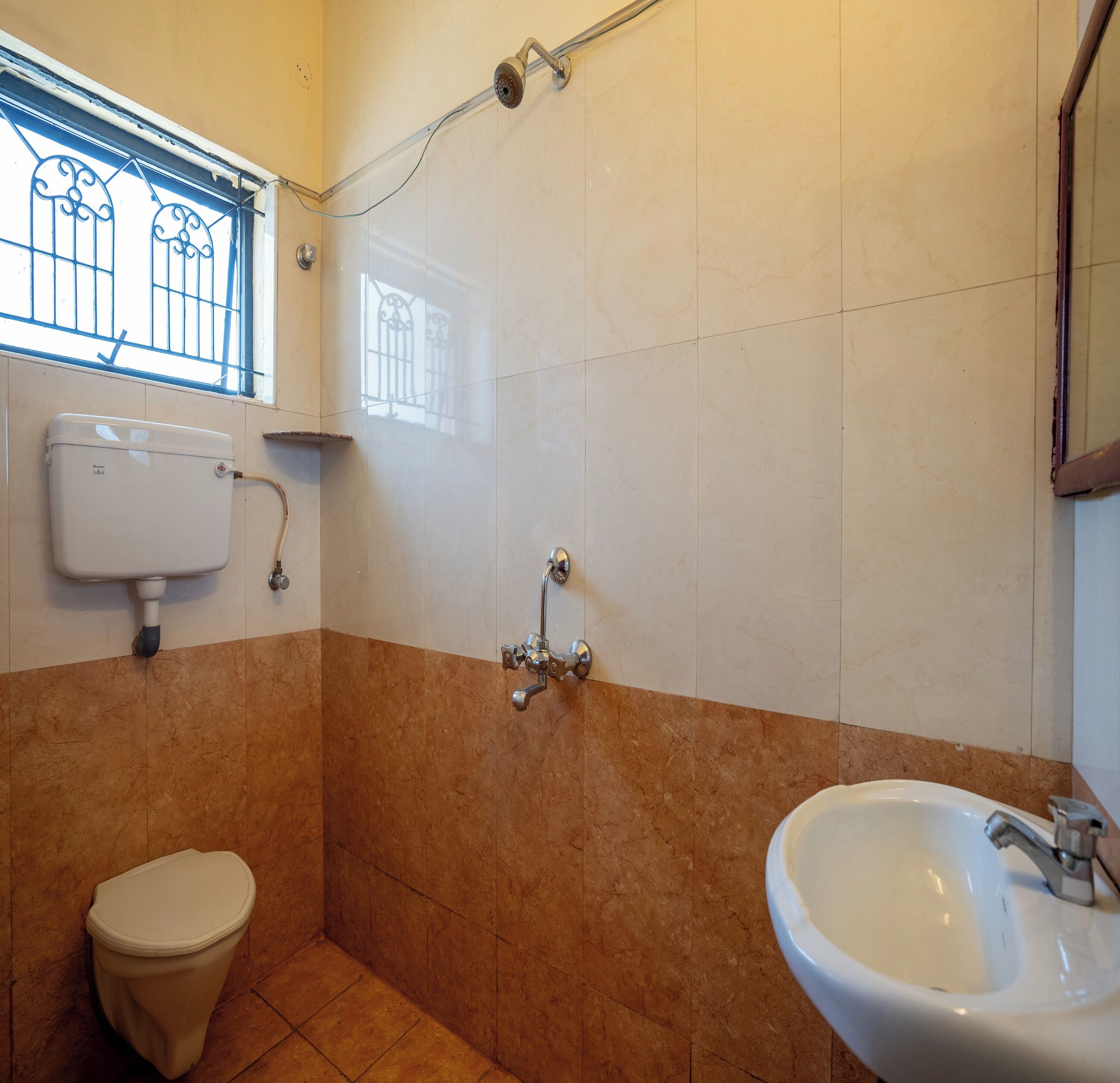 Ein Badezimmer mit Toilette, Waschbecken und Dusche.