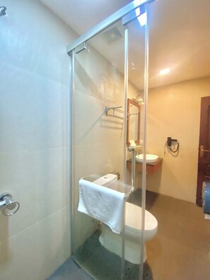 Artículos de tocador gratuitos, secador de pelo, batas, pantuflas