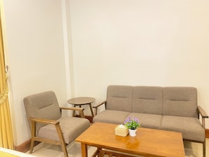 Habitación cuádruple Deluxe, varias camas, vista a la ciudad | Cortinas blackout, tabla de planchar con plancha y wifi gratis 