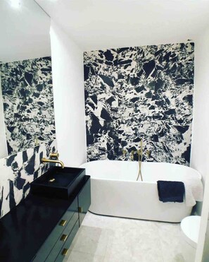 Dusj, hårføner, håndklær og såpe