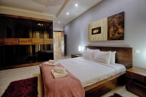 A modern hotel room with a large bed, wooden wardrobe, and artwork on the wall. - Enjoy a stylish stay just steps from Sliema Ferries! Spacious apartment for up to 8 guests with stunning harbour views — perfect for a relaxing Malta getaway (Tas-Sliema)