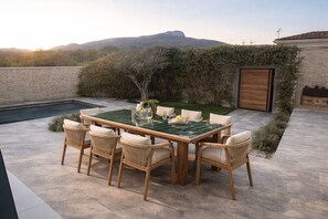Outdoor dining - Maison Dans Hameau au Pied de Sainte Victoire Vue Exceptionnelle Piscine Jacuzzi (Saint-Marc-Jaumegarde)