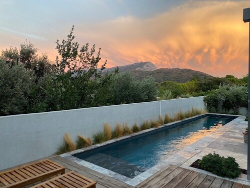 Maison Dans Hameau au Pied de Sainte Victoire Vue Exceptionnelle Piscine Jacuzzi