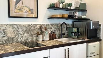 Kühlschrank, Mikrowelle, Ofen, Herdplatte