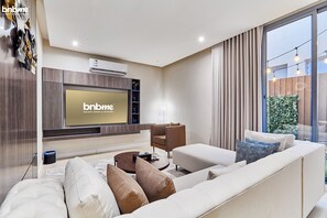 비즈니스 아파트 | 거실 공간 | 케이블 채널 시청이 가능한 42인치 LCD TV, 넷플릭스, 스트리밍 서비스