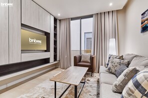 Business-lejlighed | Opholdsområde | 42-tommers LCD-tv med kabelkanaler, Netflix, streamingtjenester