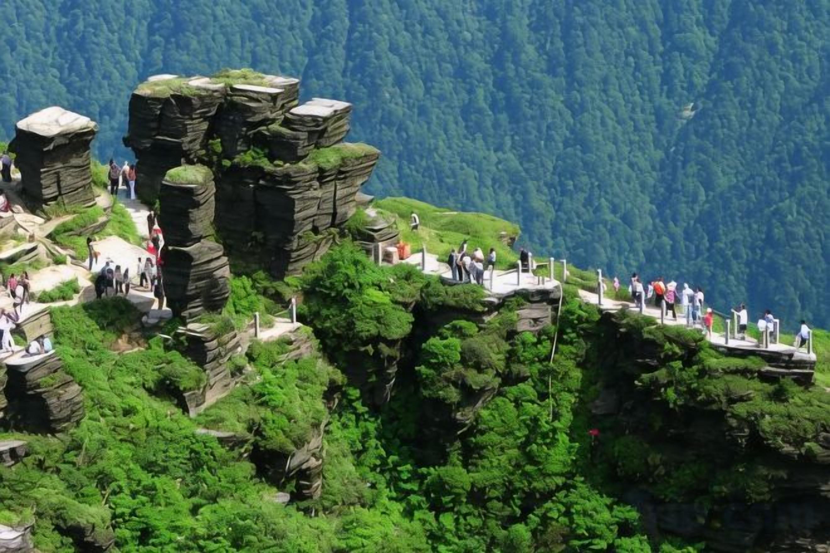 Une falaise rocheuse dotée d’une plateforme d’observation et accueillant des visiteurs.
